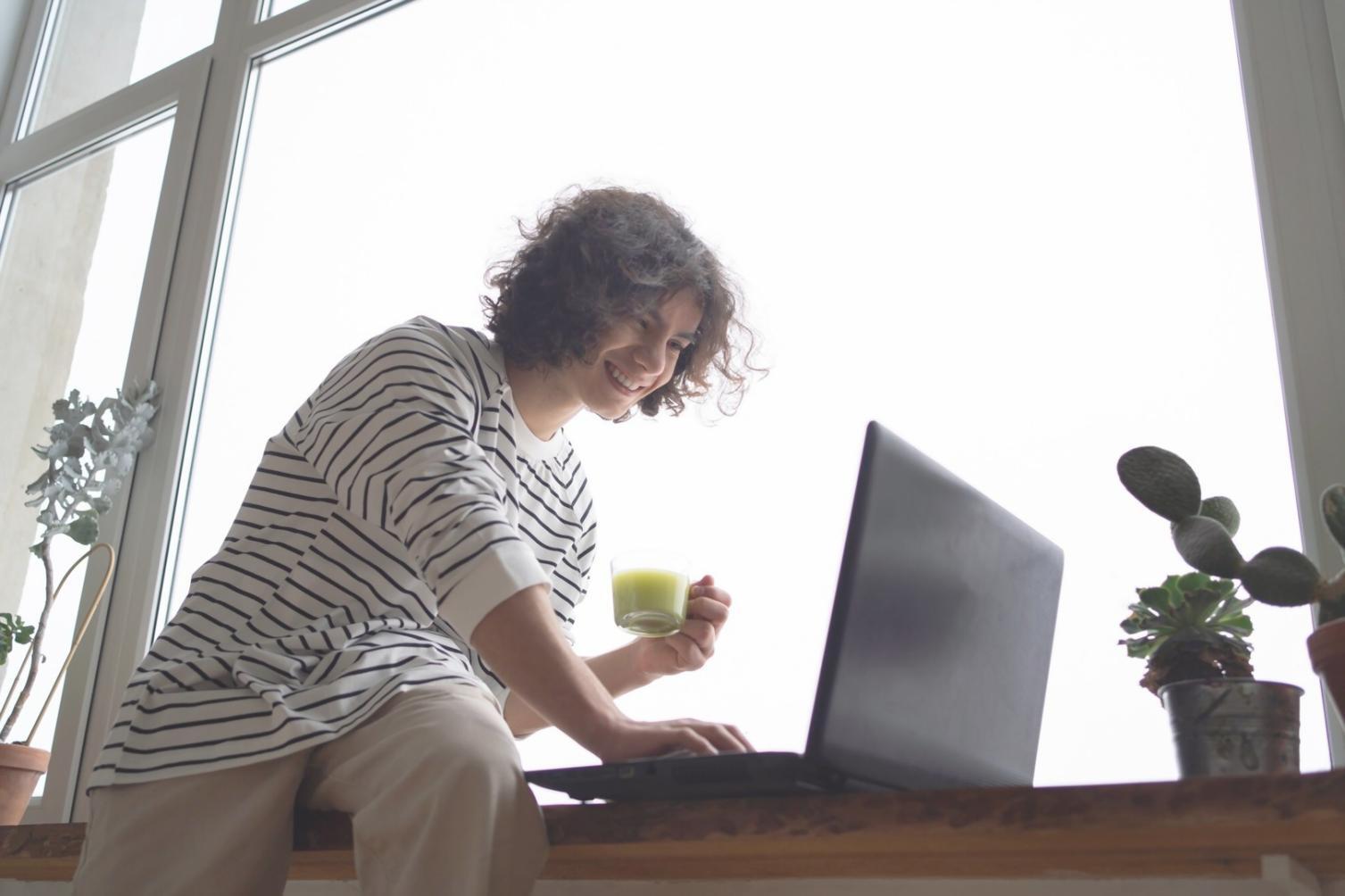 Equipo de profesionales colaborando en análisis financiero