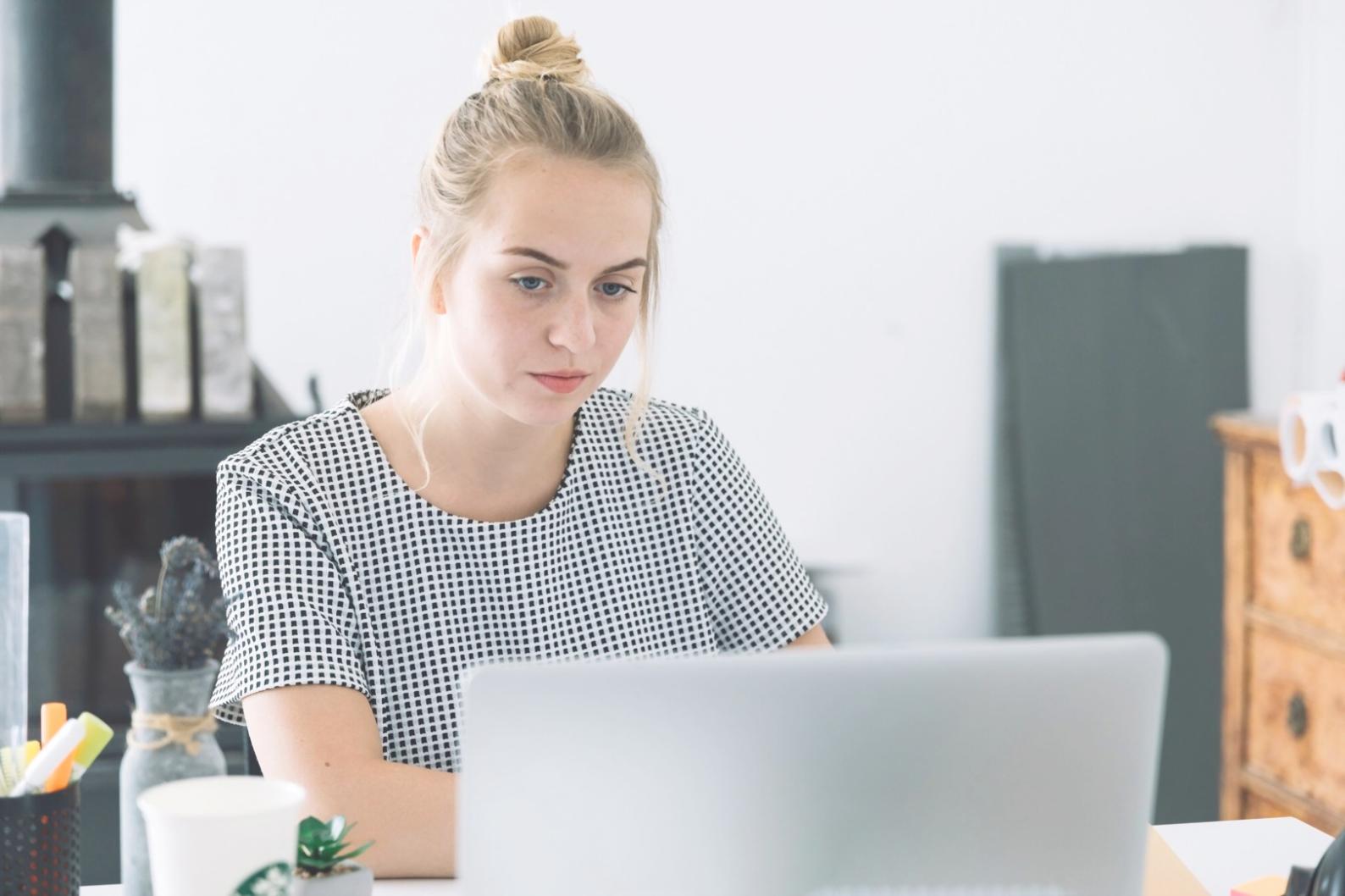 Estudiante analizando datos financieros en entorno moderno